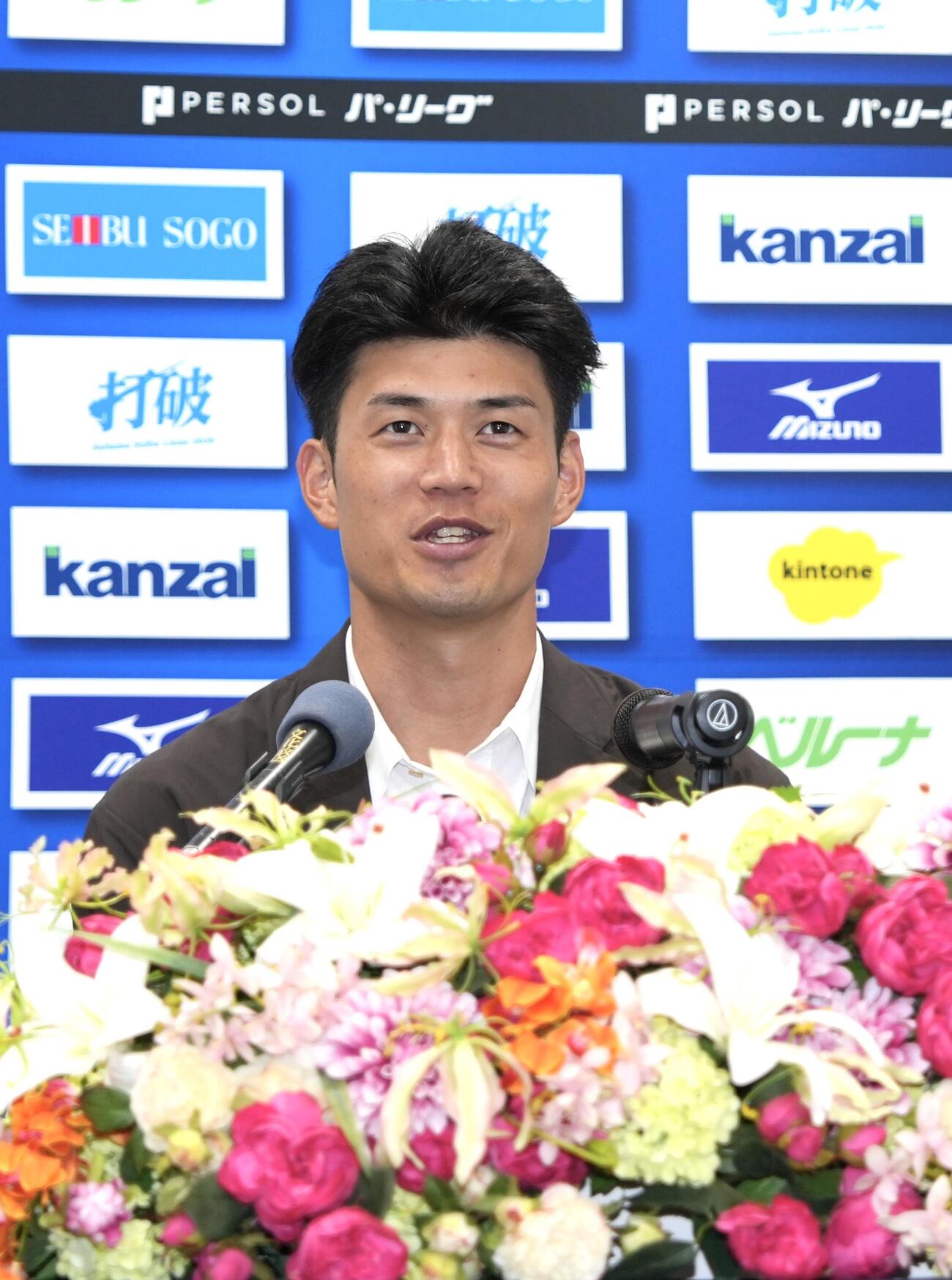 西武入団会見に臨む若林楽人（撮影・小島史椰）