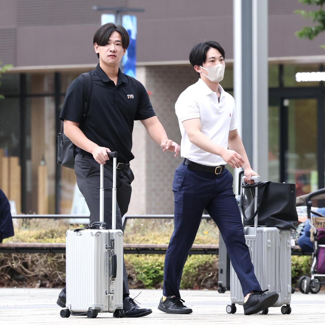 富山を後にする巨人井上温大（左）と浦田俊輔（撮影・宮地輝）