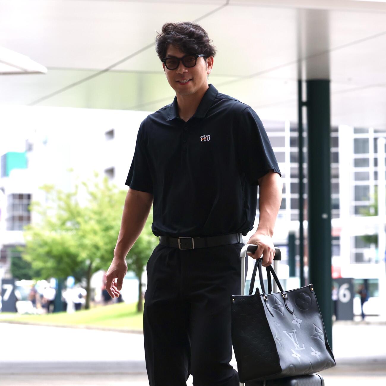 富山を後にする巨人大城卓三（撮影・宮地輝）