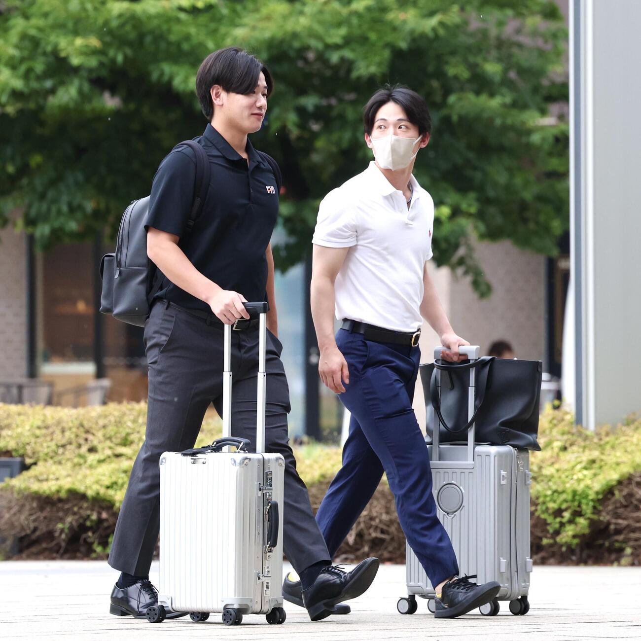 富山を後にする巨人井上温大（左）と浦田俊輔（撮影・宮地輝）