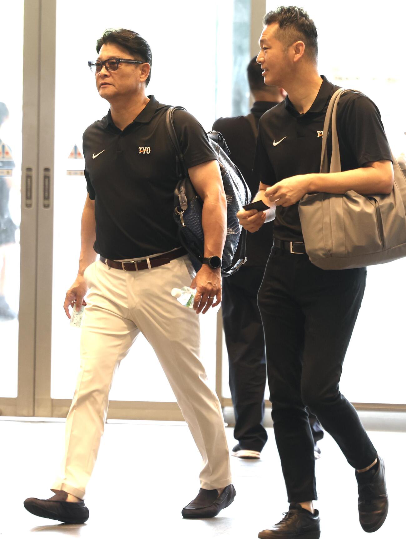 富山から移動する巨人橋上秀樹監督代行(撮影・浅見桂子)