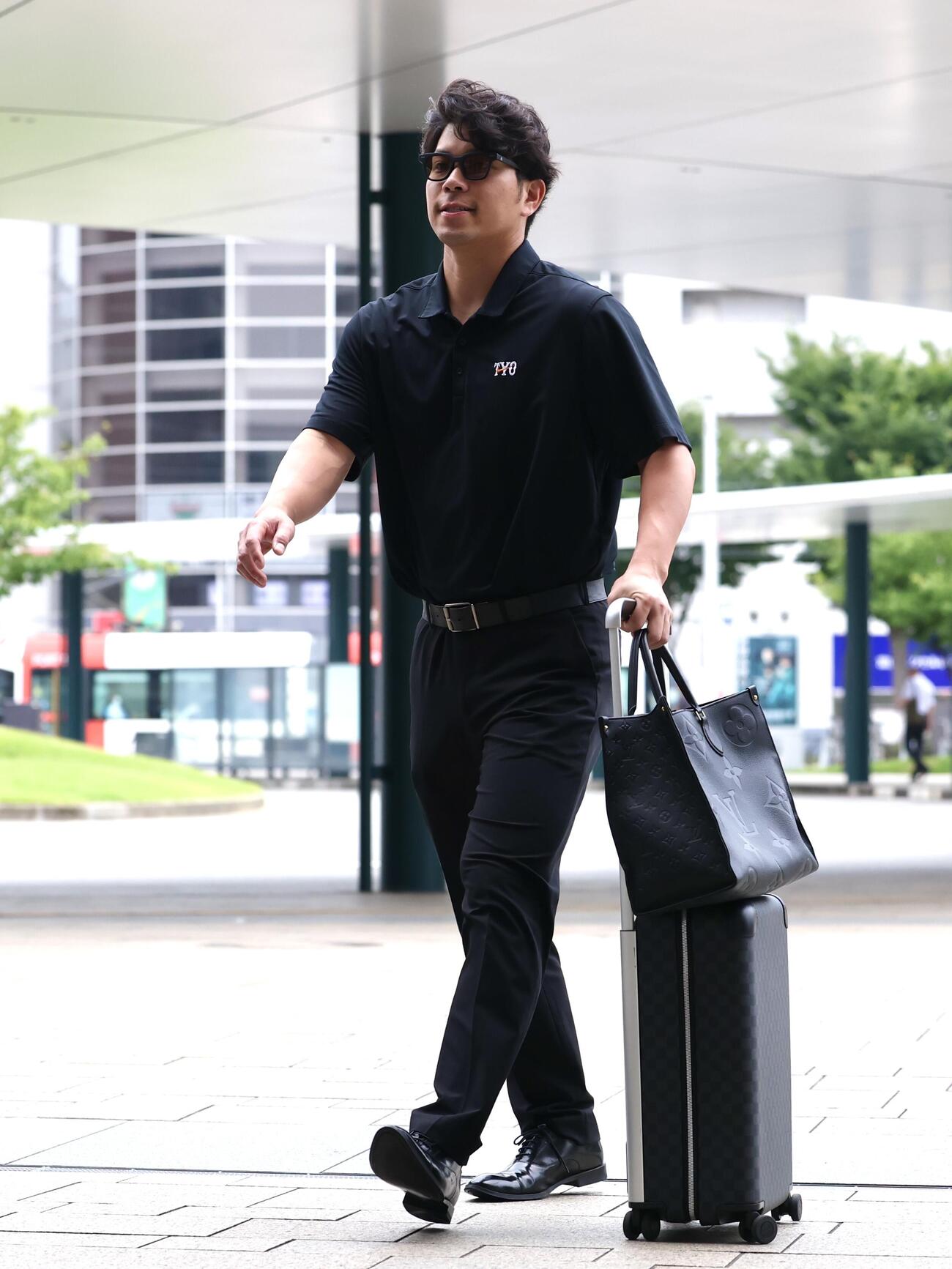 富山を後にする巨人大城卓三（撮影・宮地輝）