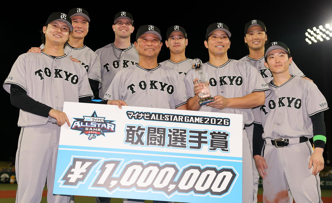 全パ対全セ　試合後、橋上秀樹監督代行を中心に記念撮影する巨人の選手たち（撮影・浅見桂子）