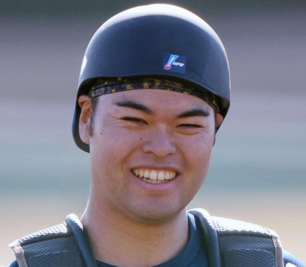 捕手練習で笑顔を見せる西武是沢涼輔（2026年2月撮影）