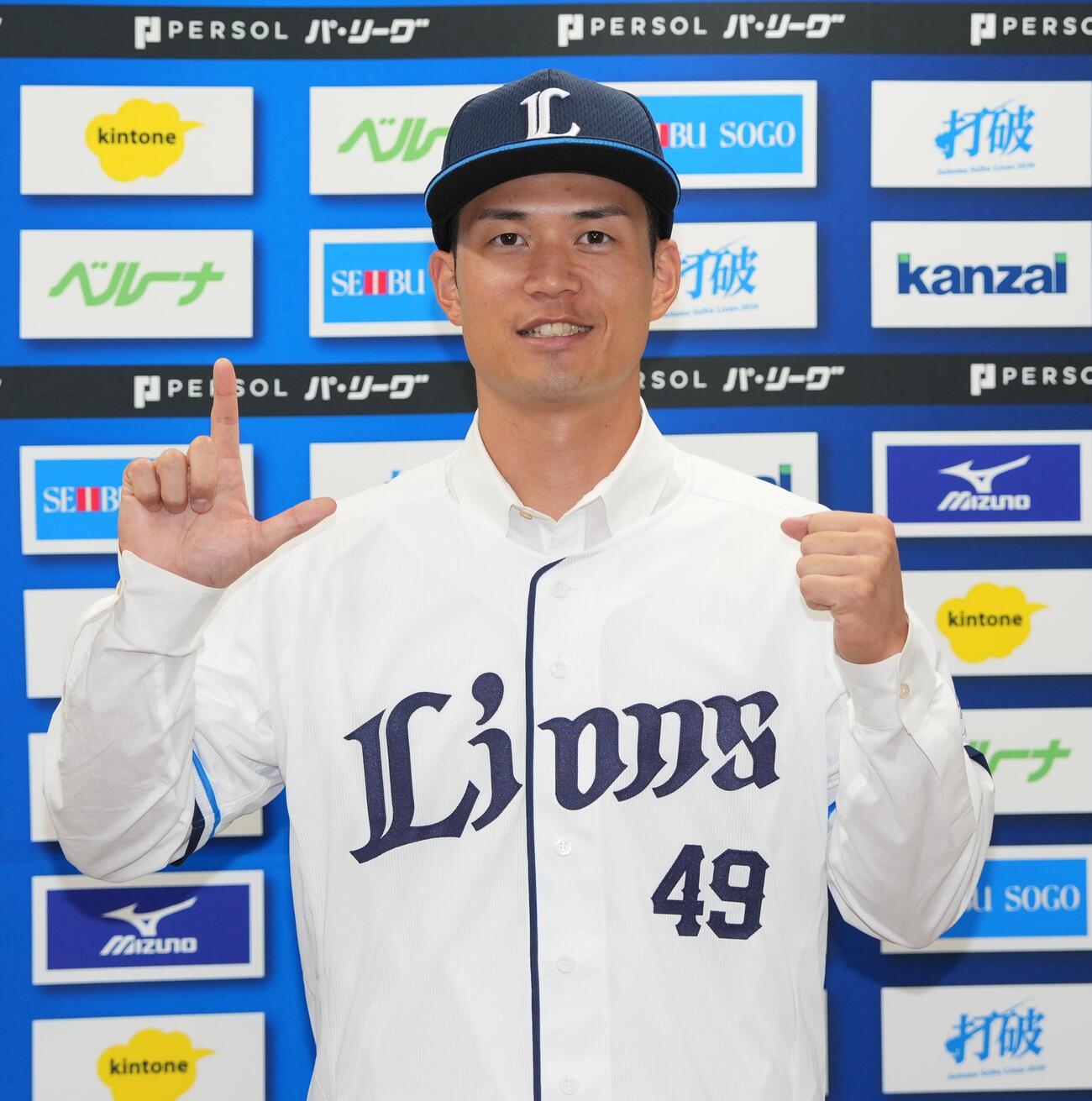 西武入団会見で笑顔でポーズをする若林楽人（撮影・小島史椰）