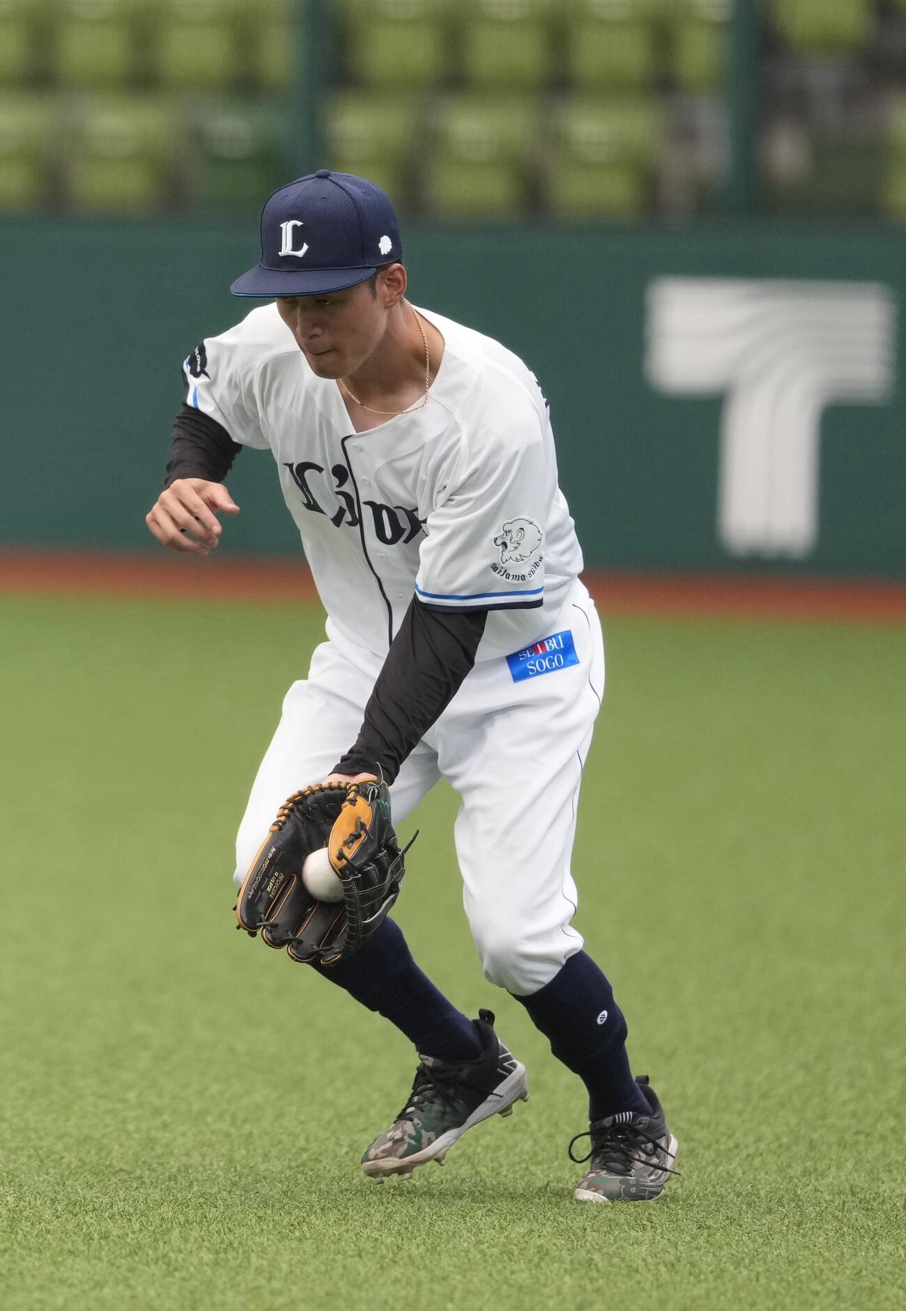 守備練習をする西武若林楽人（撮影・小島史椰）