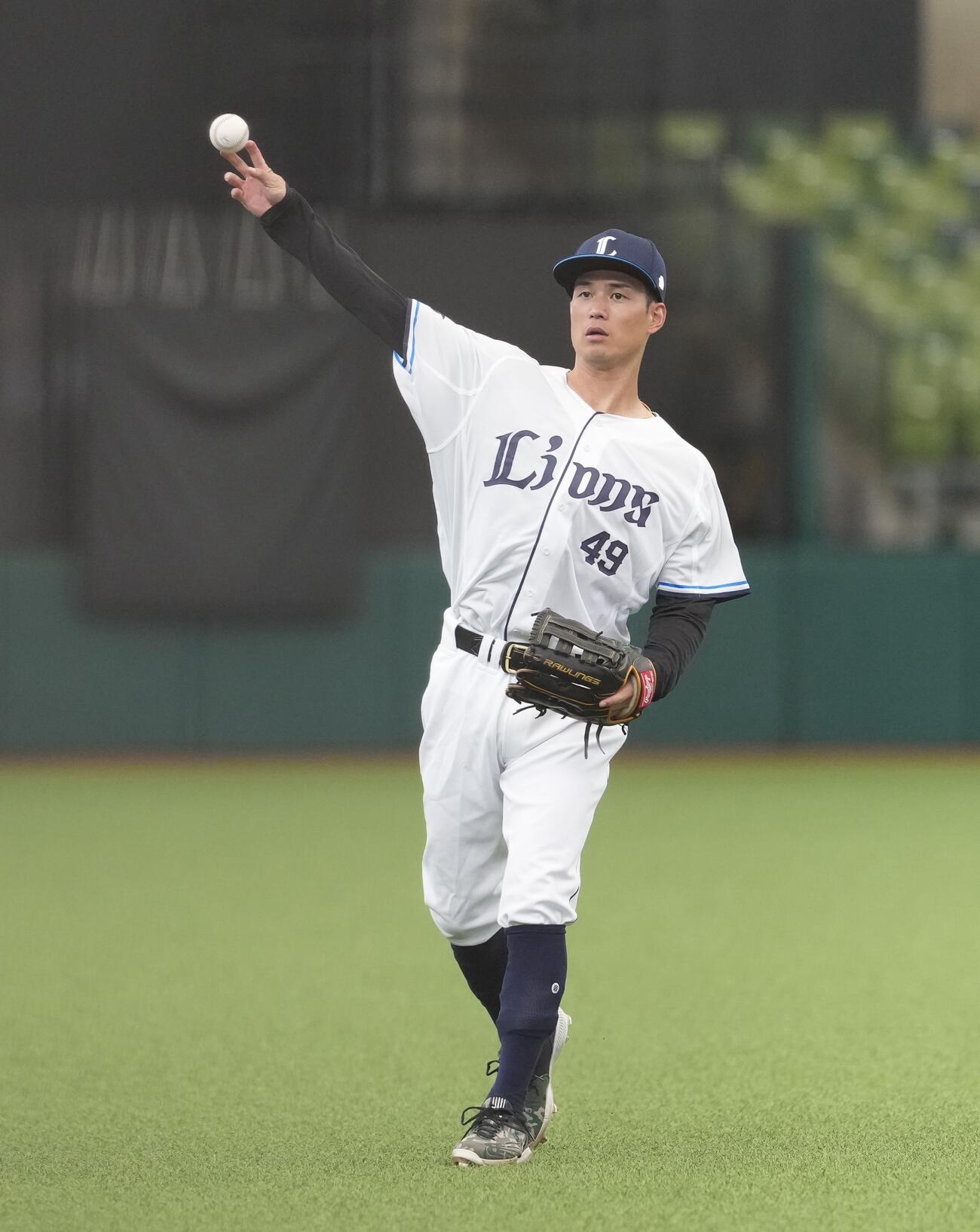 キャッチボールをする西武若林楽人（撮影・小島史椰）