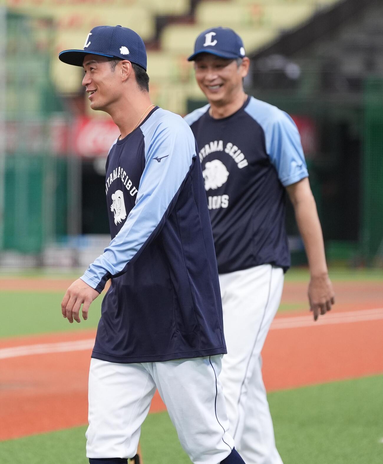 練習に合流し笑顔で話をする若林楽人（左）と西武西口文也監督（撮影・小島史椰）