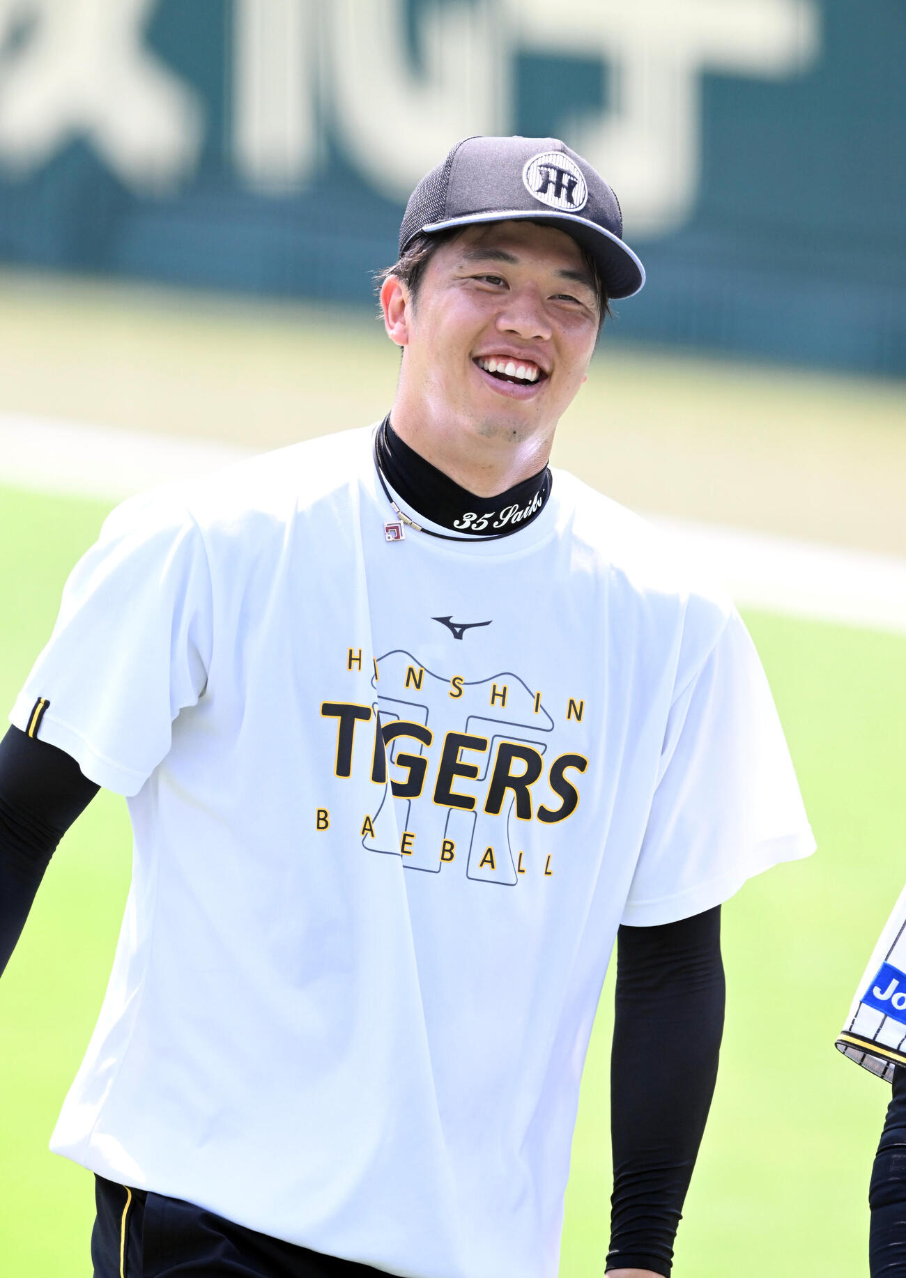 キャッチボール後、笑顔を見せる阪神才木浩人（撮影・和賀正仁）