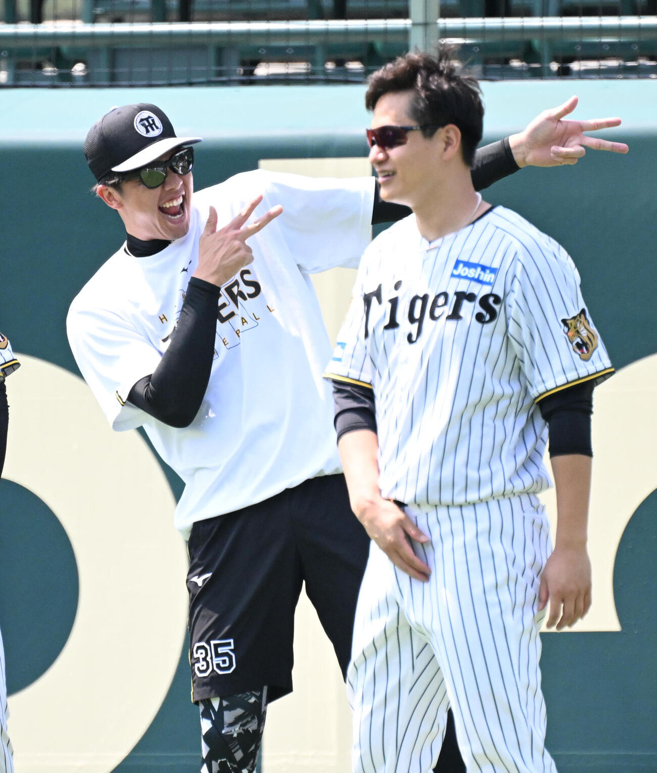 練習の合間にポーズをとる阪神才木浩人（左）。右は阪神大竹耕太郎（撮影・石井愛子）