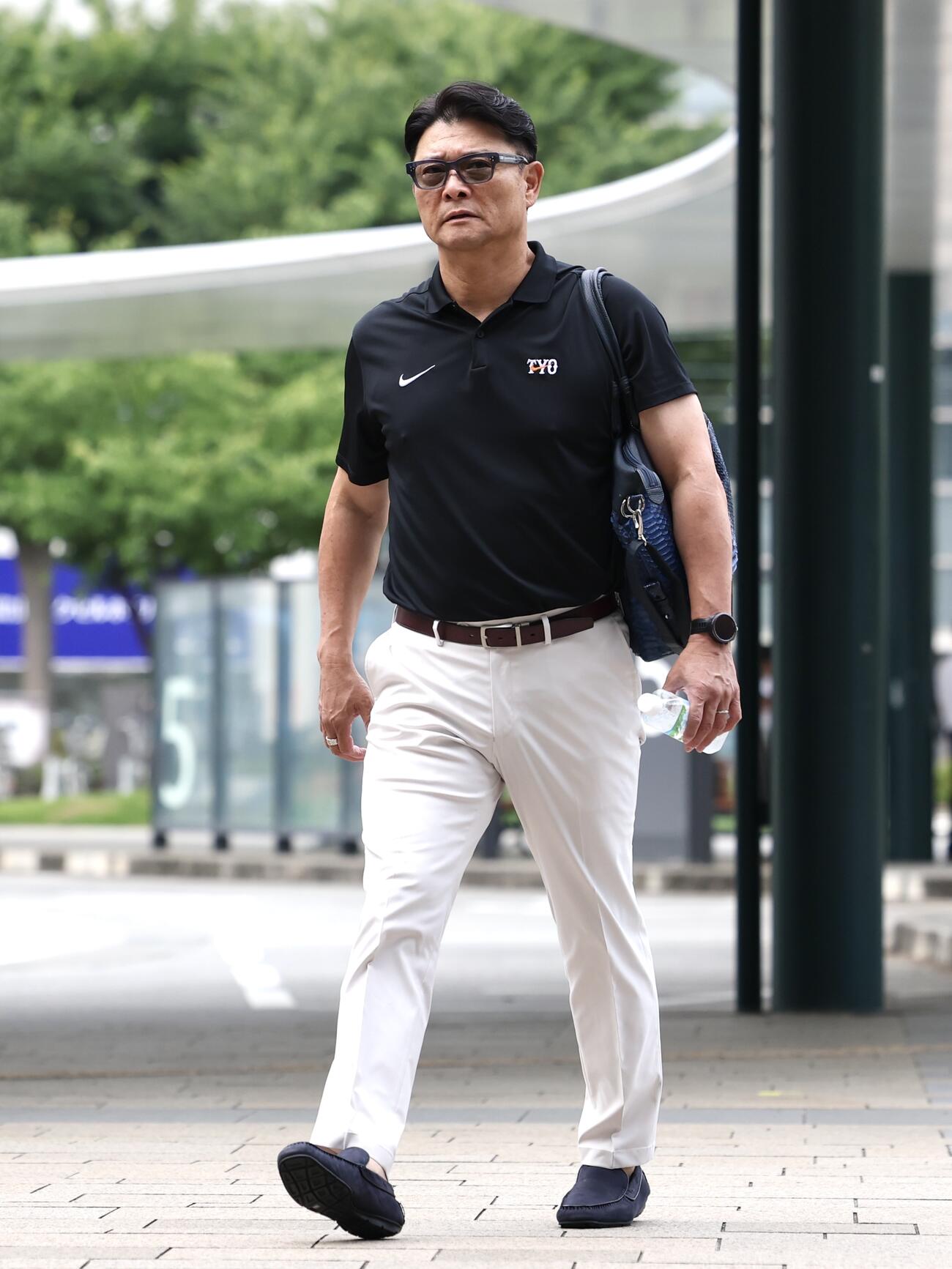 富山を後にする巨人橋上秀樹監督代行（撮影・宮地輝）
