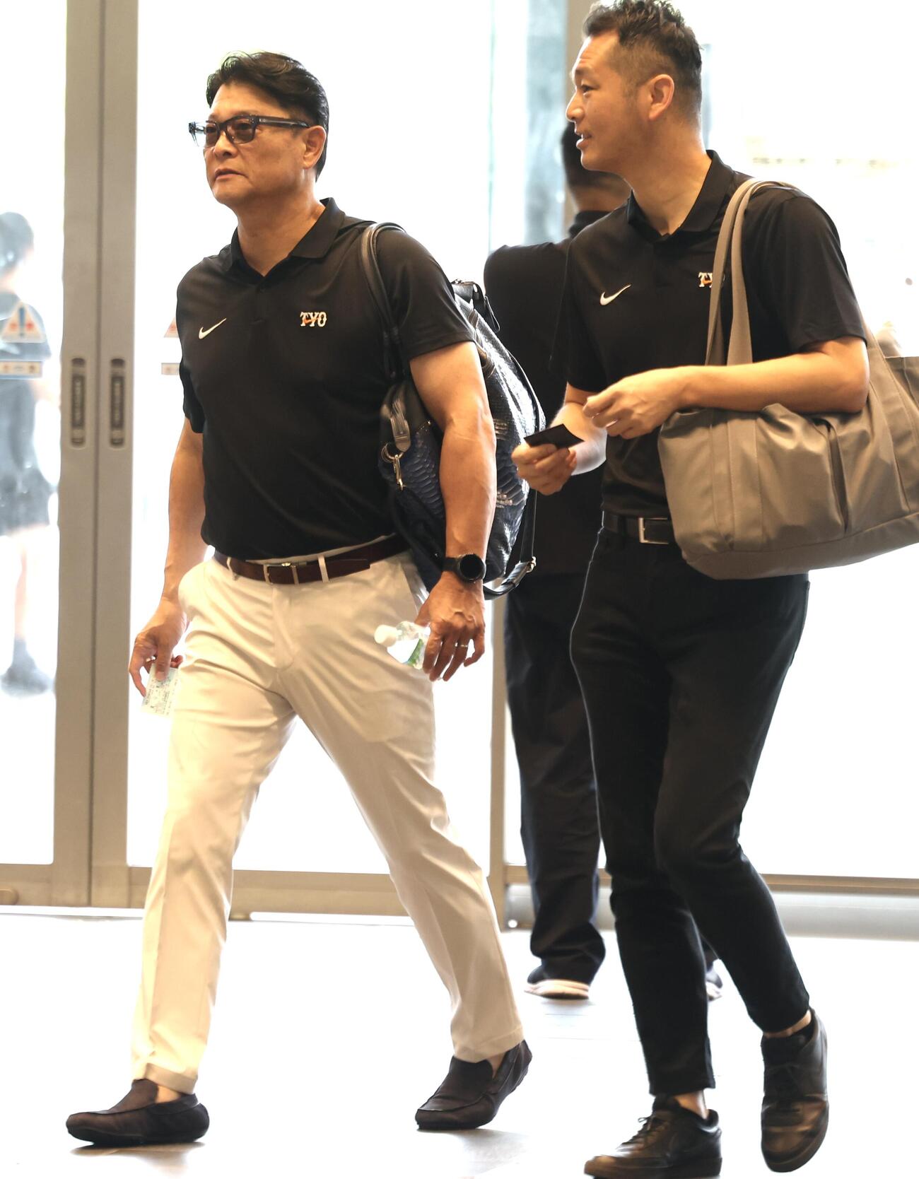 富山から移動する巨人橋上秀樹監督代行(撮影・浅見桂子)