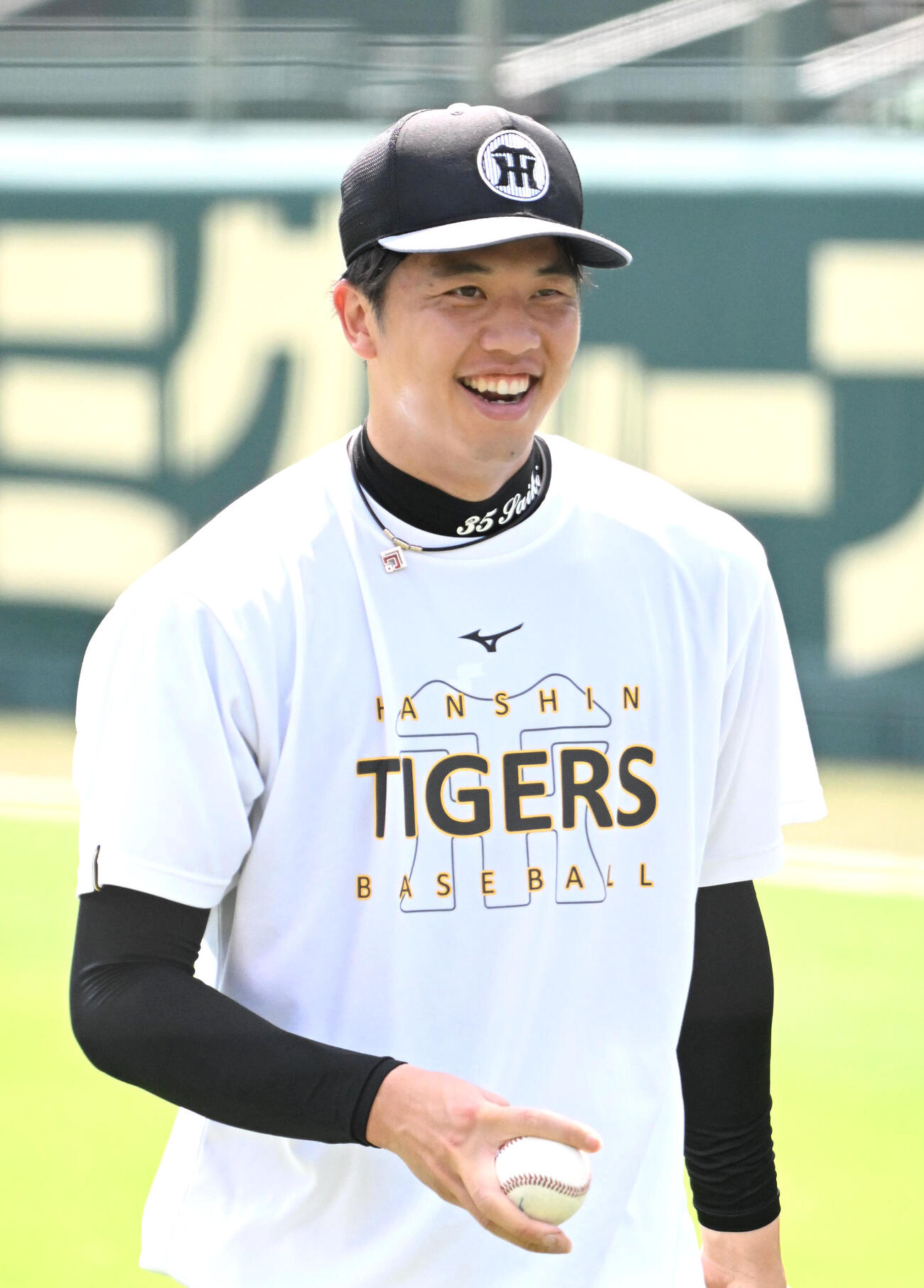 練習の合間に笑顔を見せる阪神才木浩人（撮影・石井愛子）