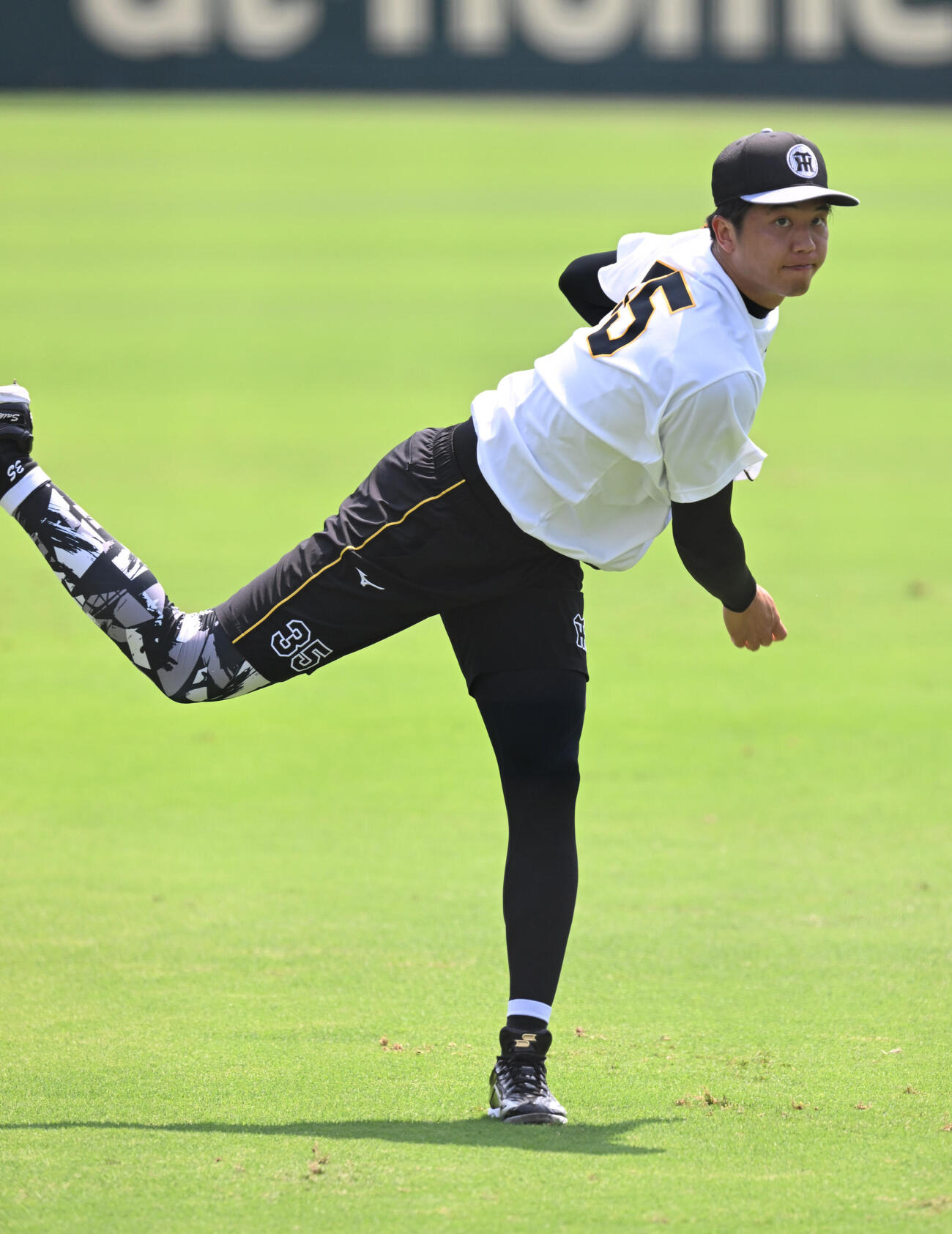 甲子園の外野でキャッチボールする阪神才木浩人（撮影・和賀正仁）