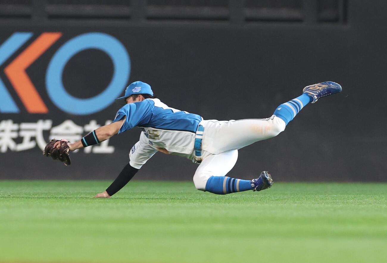 2026年7月、楽天戦で5回表楽天1死、YG安田の打球をダイビングキャッチする細川凌平