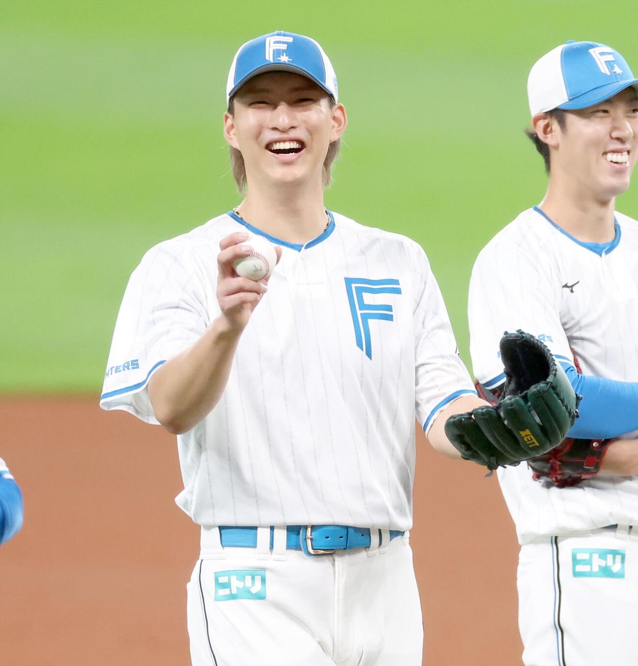 練習中、笑顔を見せる日本ハム達孝太（撮影・黒川智章）