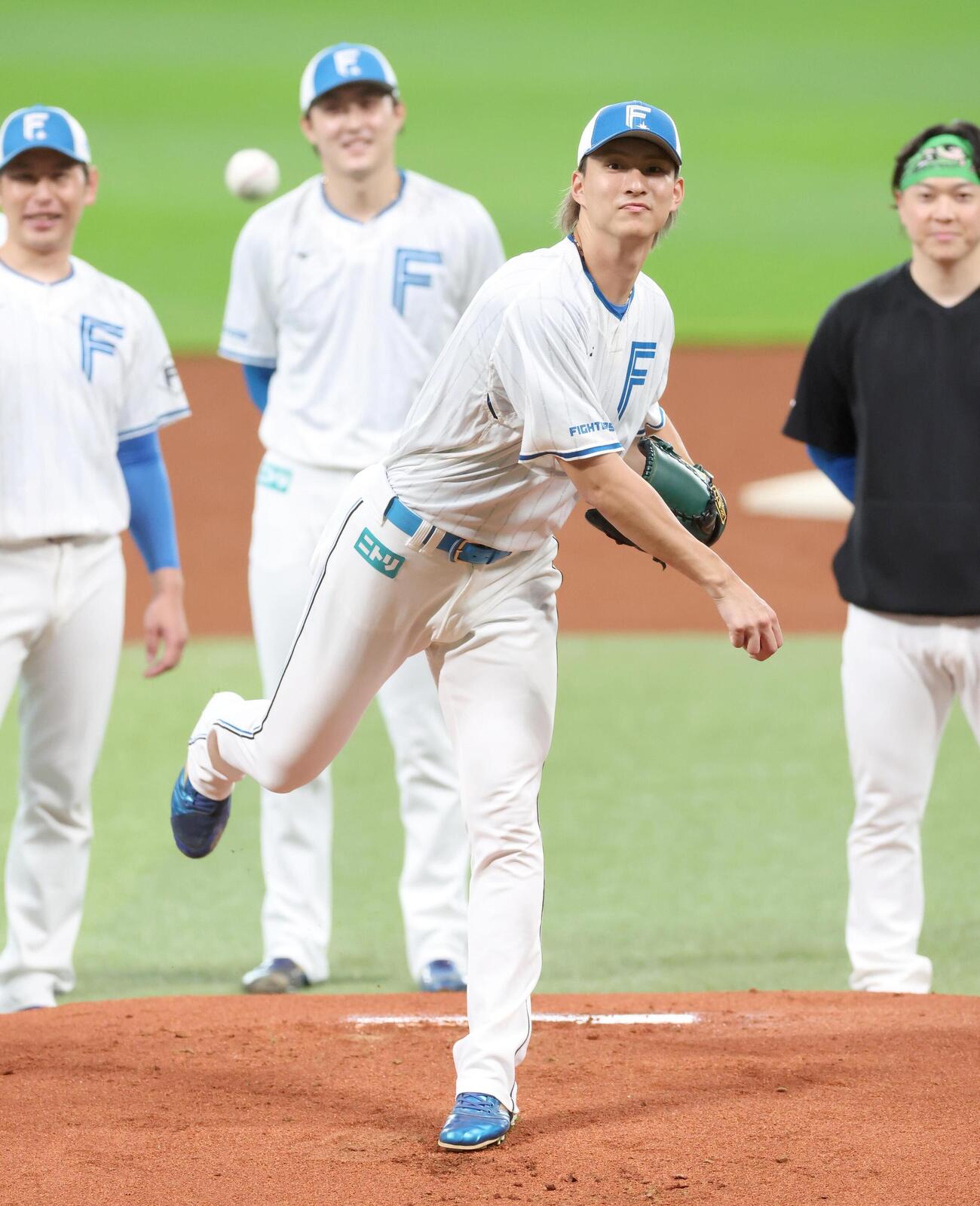 マウンドで投球する日本ハム達孝太（撮影・黒川智章）