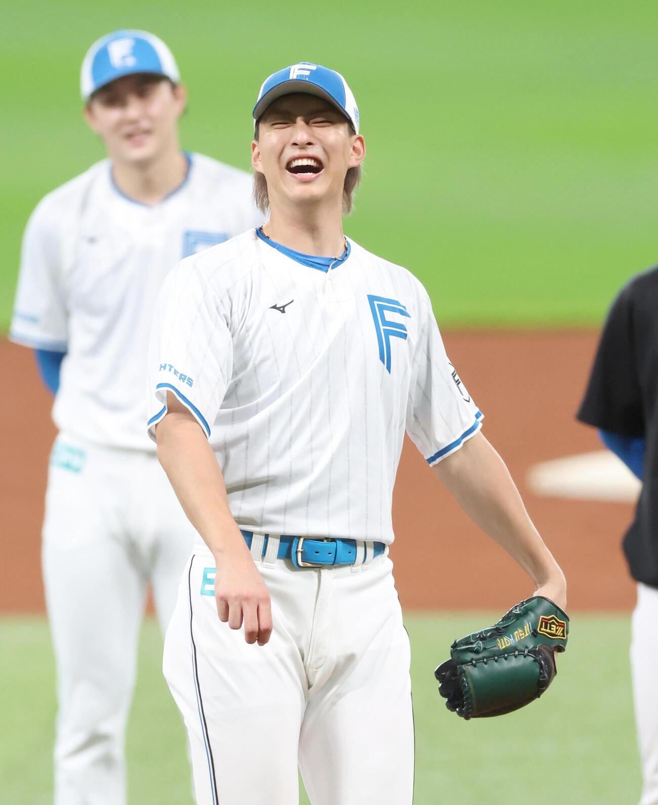 練習中、笑顔を見せる日本ハム達孝太（撮影・黒川智章）