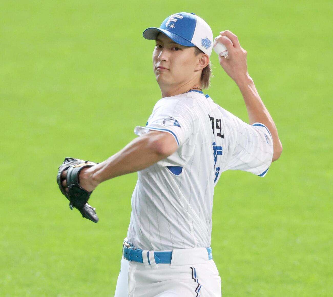 キャッチボールする日本ハム達孝太（撮影・黒川智章）