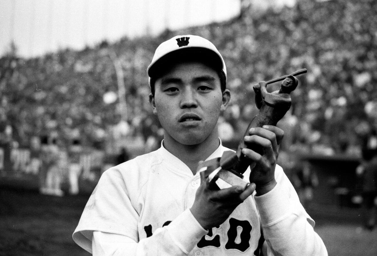 三冠王のトロフィーを手に記念撮影に納まる早大・岡田彰布（1978年10月撮影）