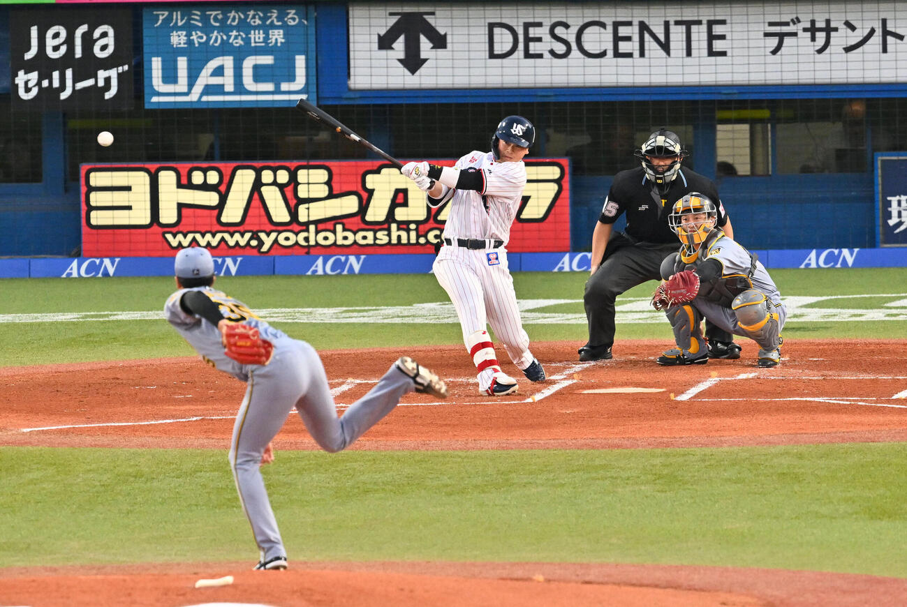 阪神戦の1回、ヤクルト丸山和郁は右前打を放つ。投手才木（2026年4月撮影）
