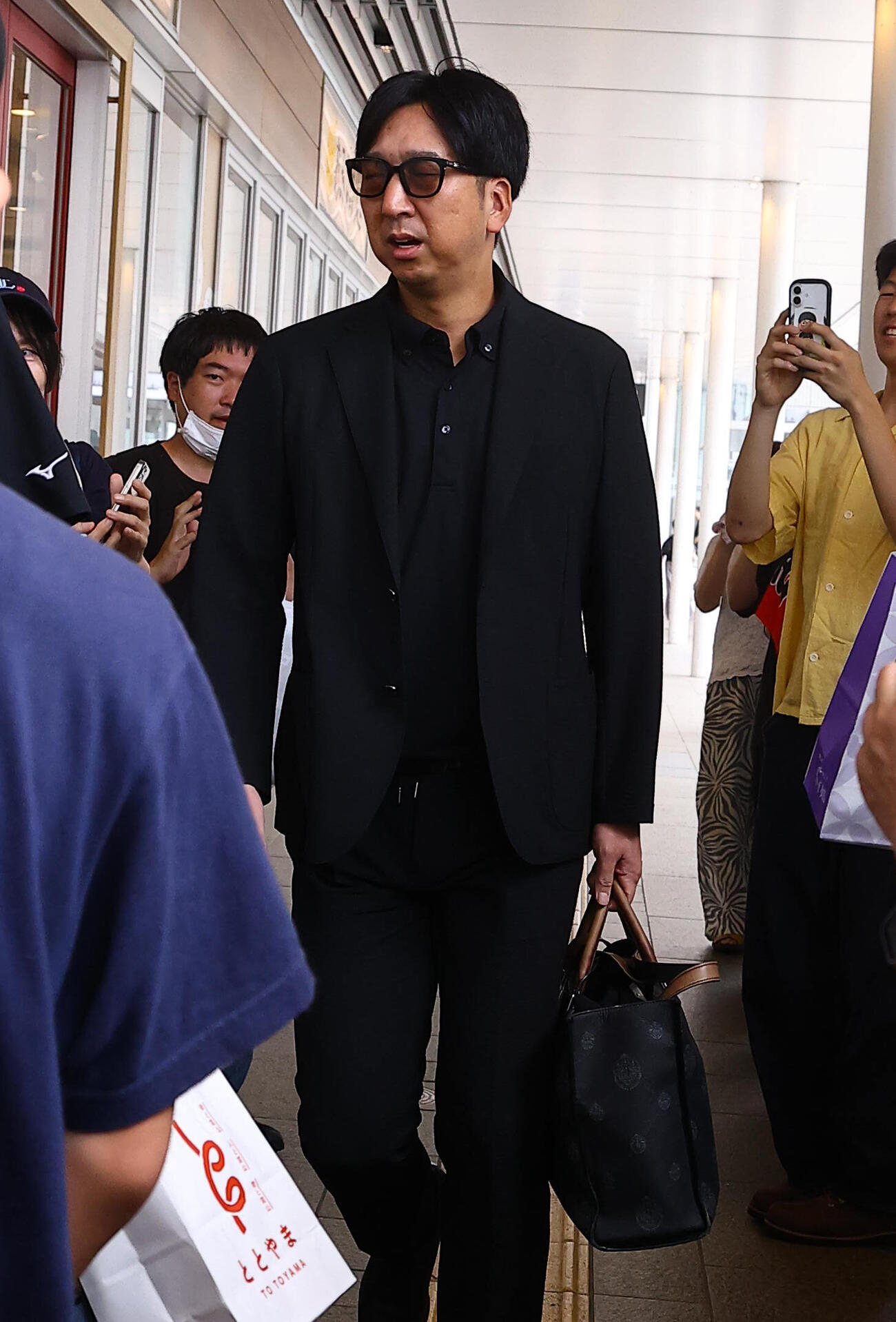 阪神藤川球児監督は富山駅から移動する（撮影・上田博志）