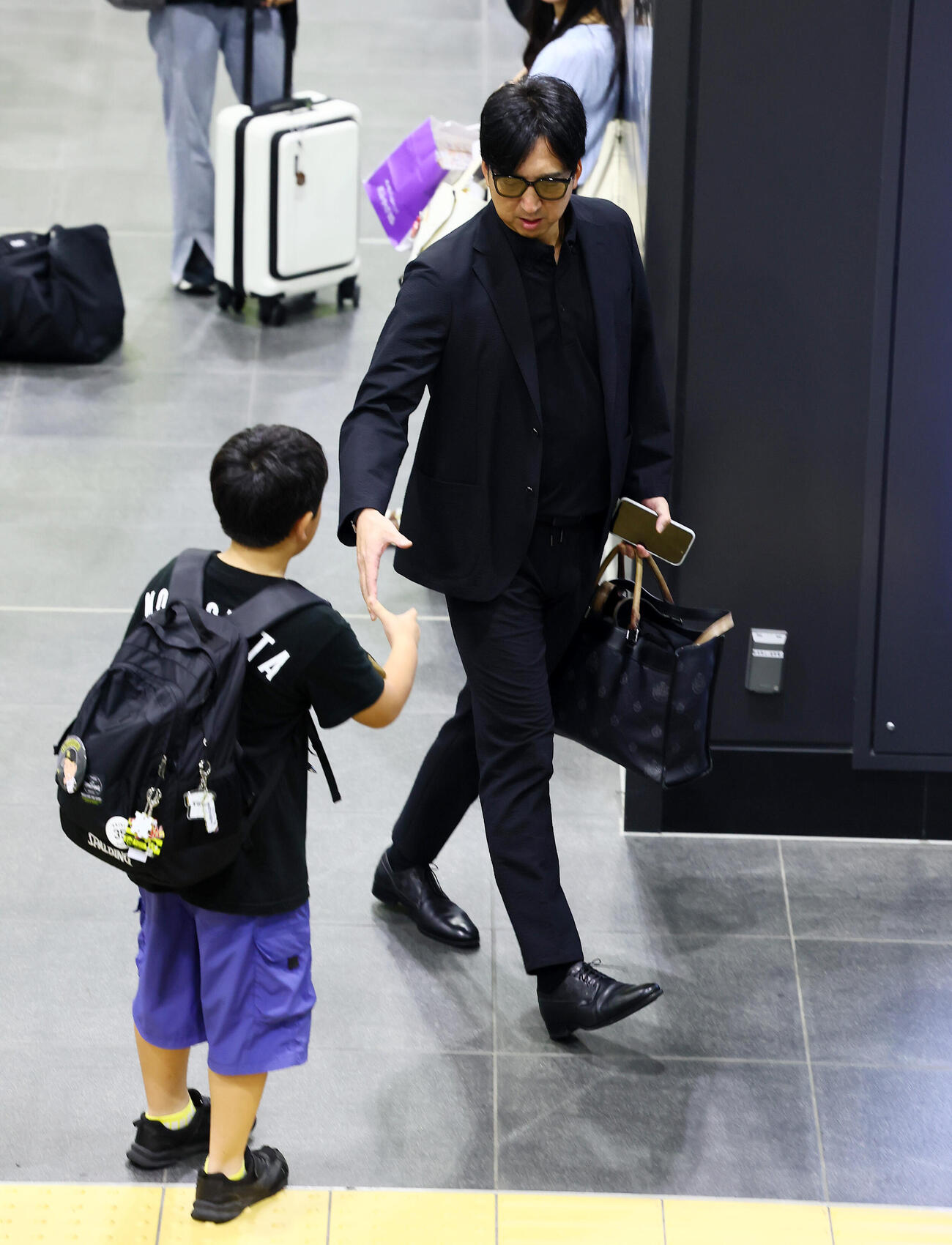 富山から新幹線で移動する阪神藤川球児監督はファンの子どもと握手（撮影・加藤哉）