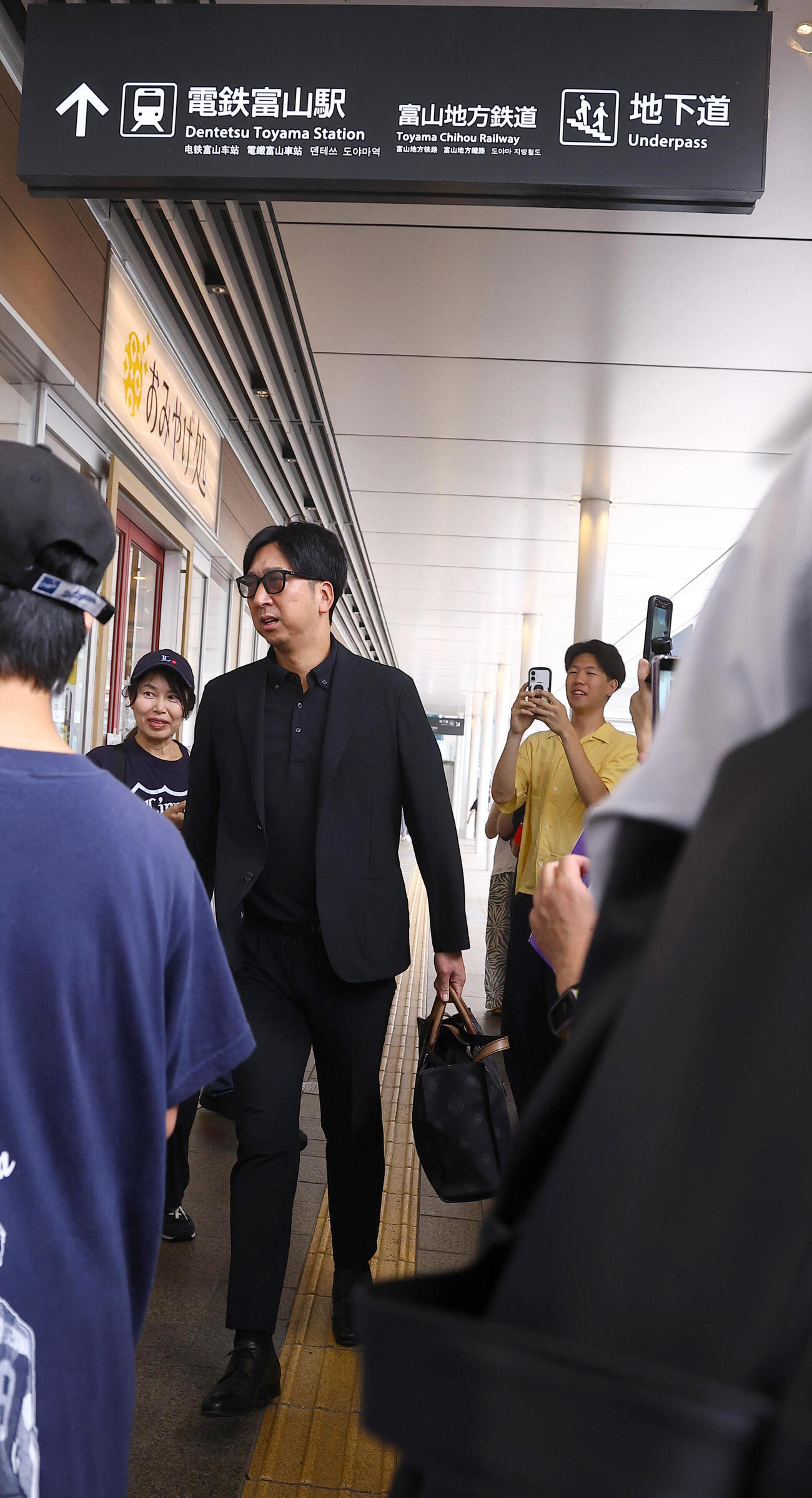 オールスター2026　第2戦を終えた藤川球児監督は富山駅から移動する（撮影・上田博志）