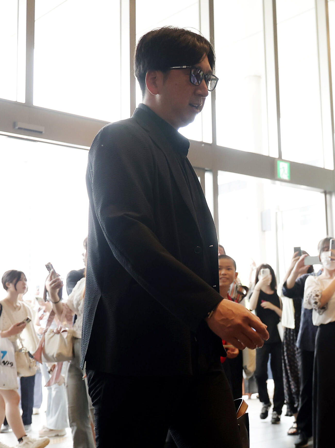 移動する阪神藤川球児監督（撮影・前田充）