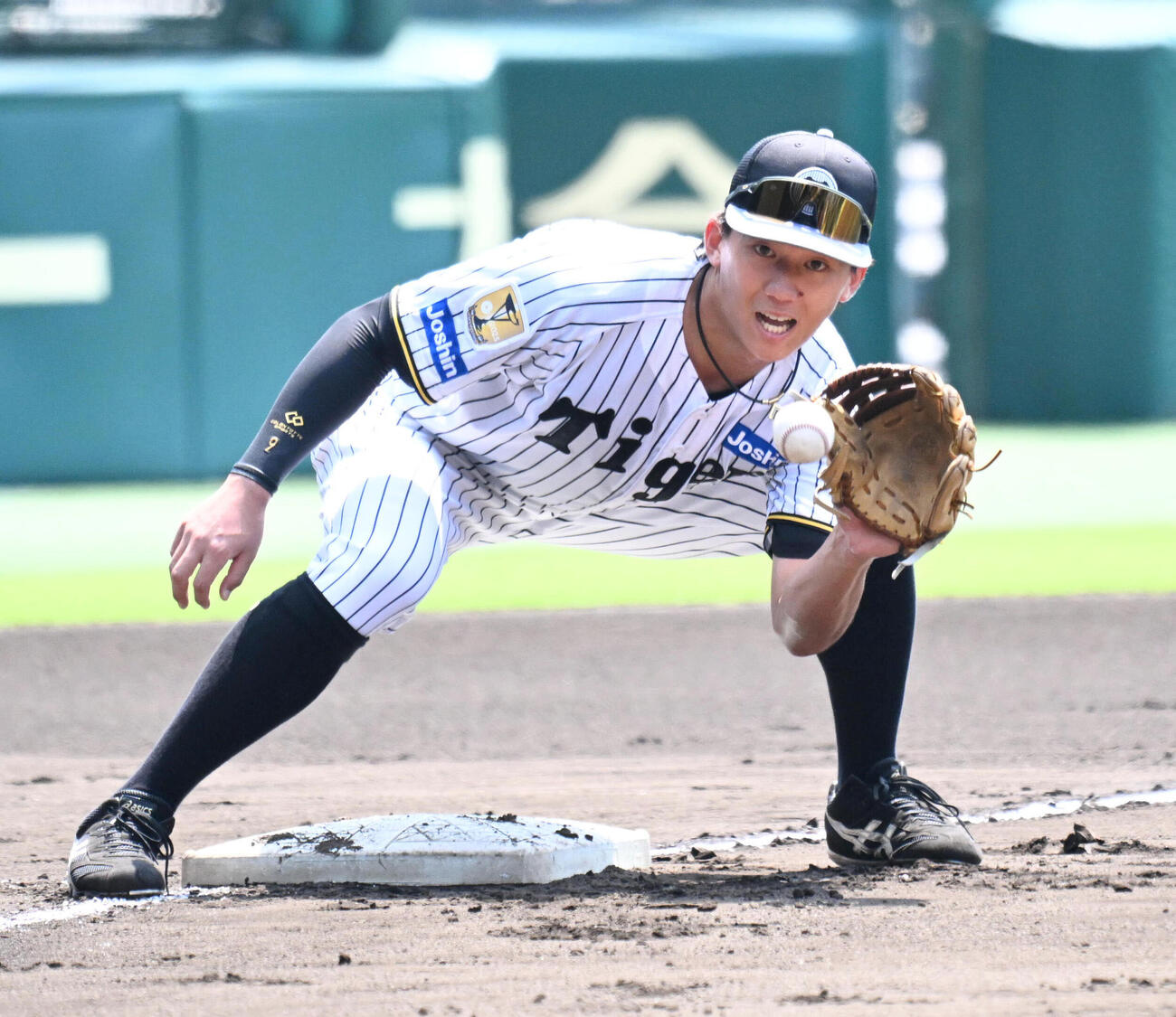 ノックを受ける阪神立石正広人（撮影・石井愛子）