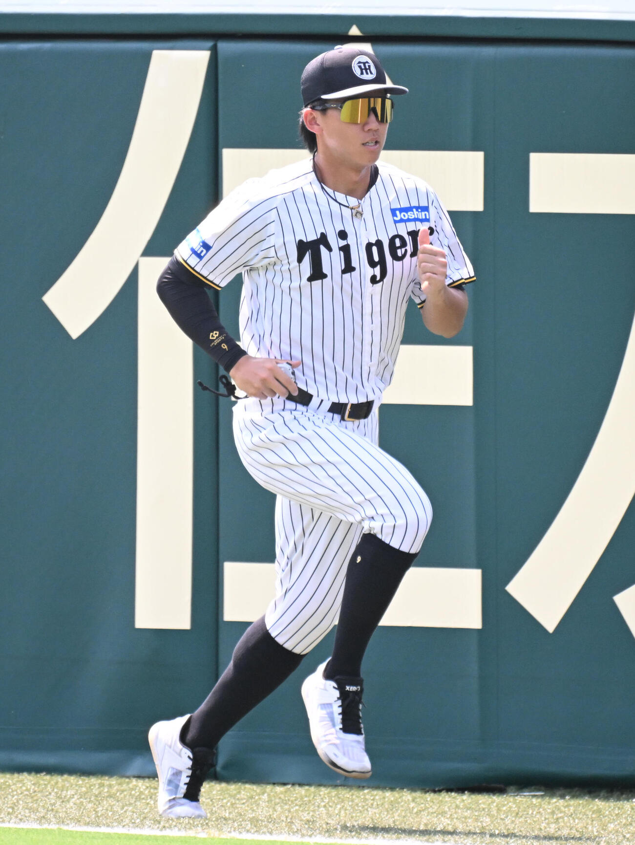 ウォーミングアップをする阪神立石正広人（撮影・石井愛子）