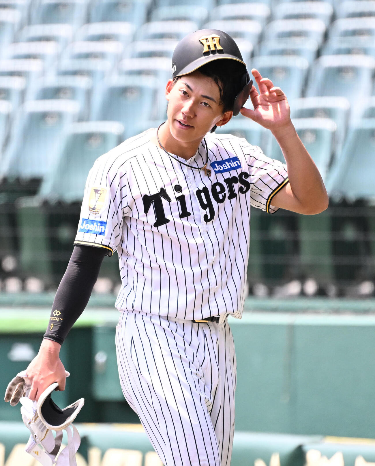 練習を引き揚げる阪神立石正広人（撮影・石井愛子）