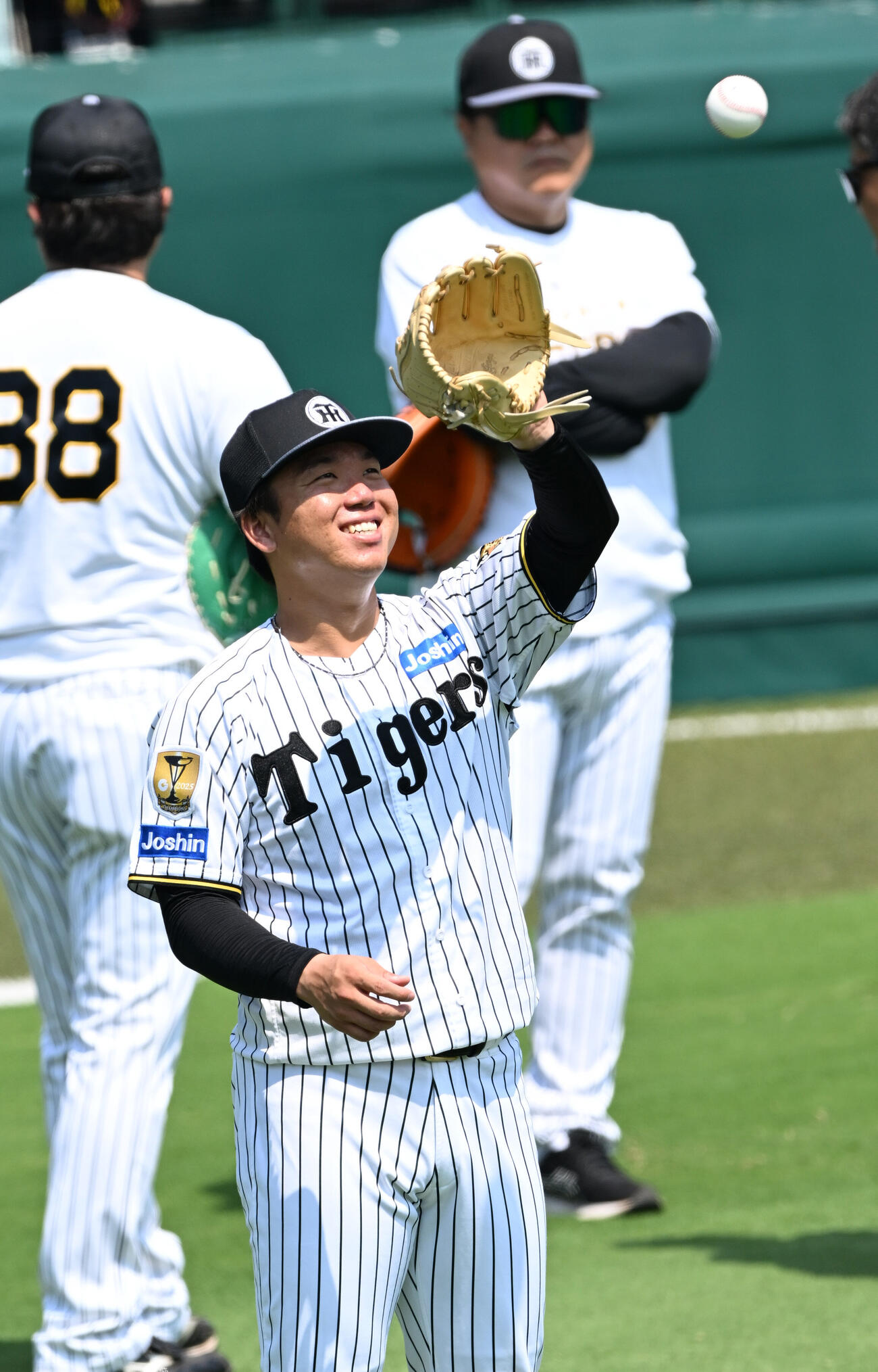 笑顔でキャッチボールする阪神村上頌樹（撮影・和賀正仁）