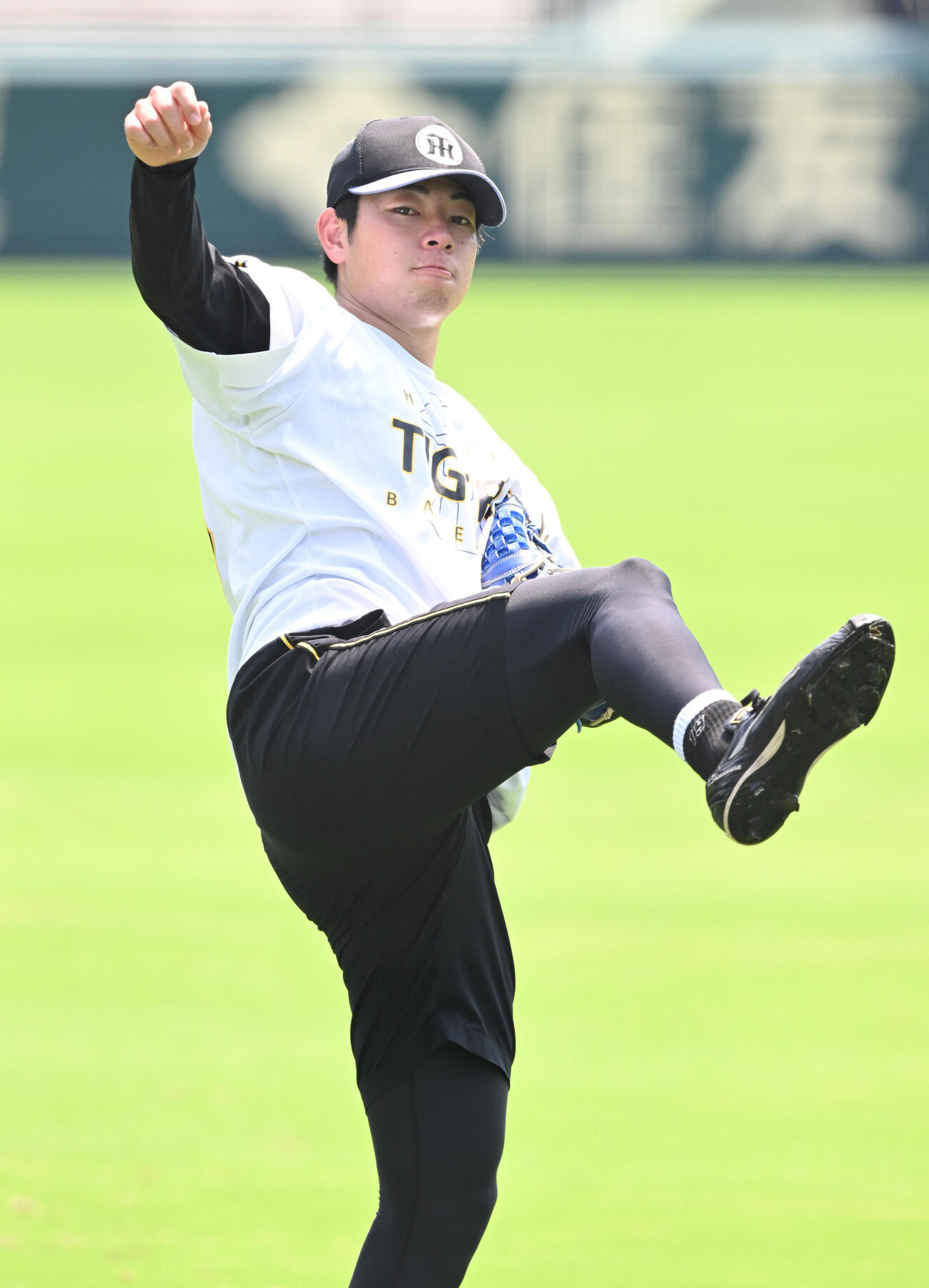 甲子園でキャッチボールする阪神下村海翔（撮影・和賀正仁）