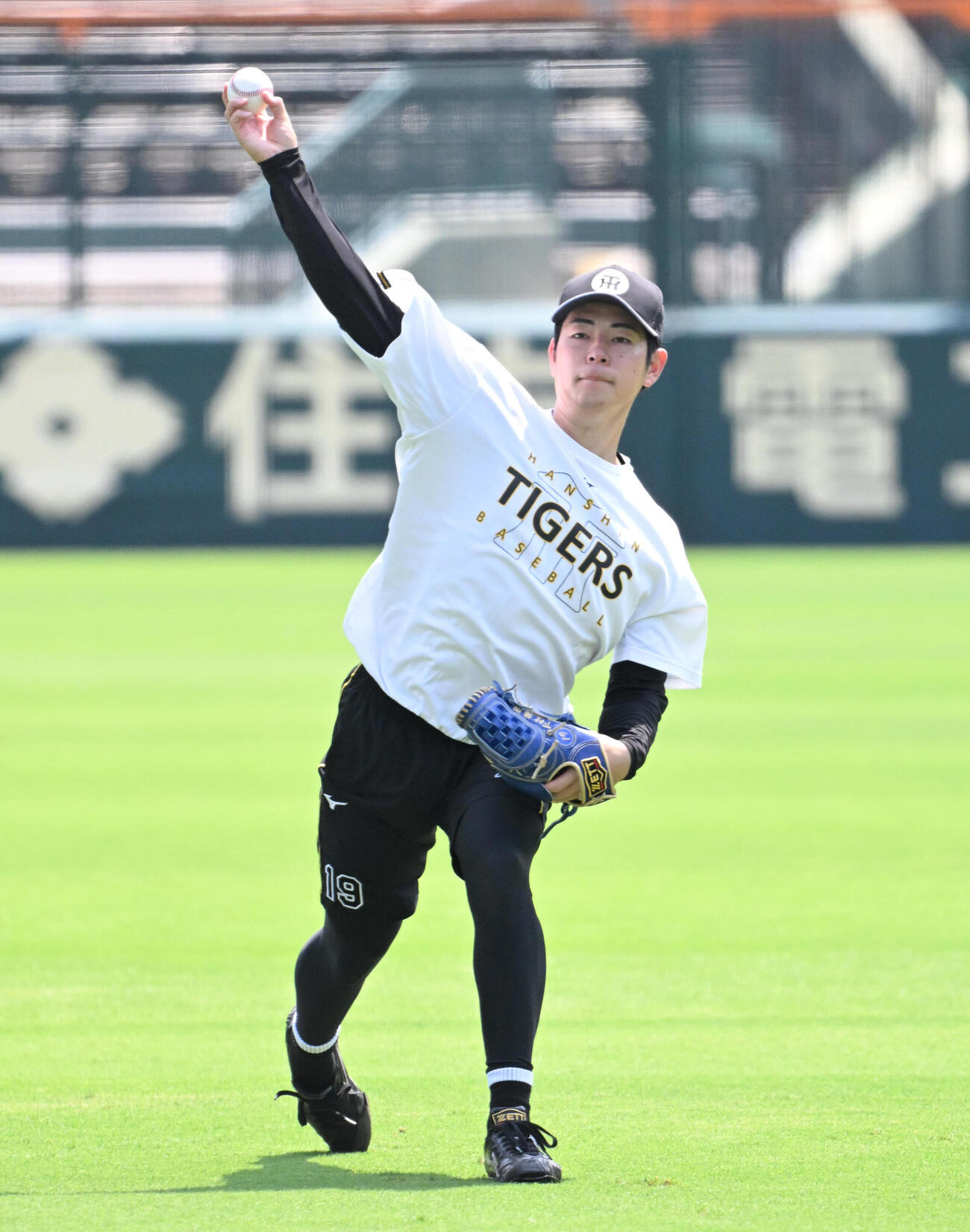 キャッチボールをする阪神下村海翔（撮影・石井愛子）