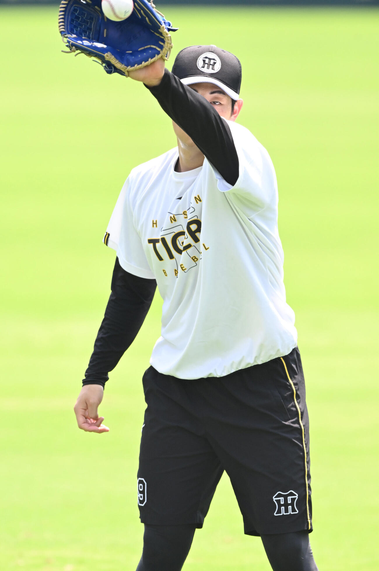 甲子園でキャッチボールする阪神下村海翔（撮影・和賀正仁）