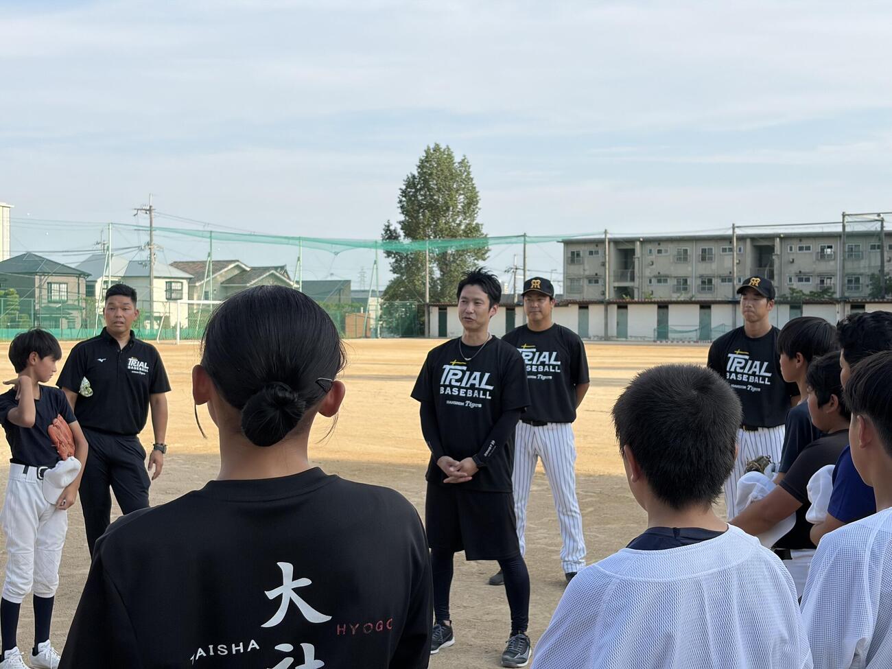 阪神とともに立ち上げた「大社軟式野球クラブ」の初回練習で指導する元阪神で「野球心」の松下圭太氏（中央）（撮影・磯綾乃）