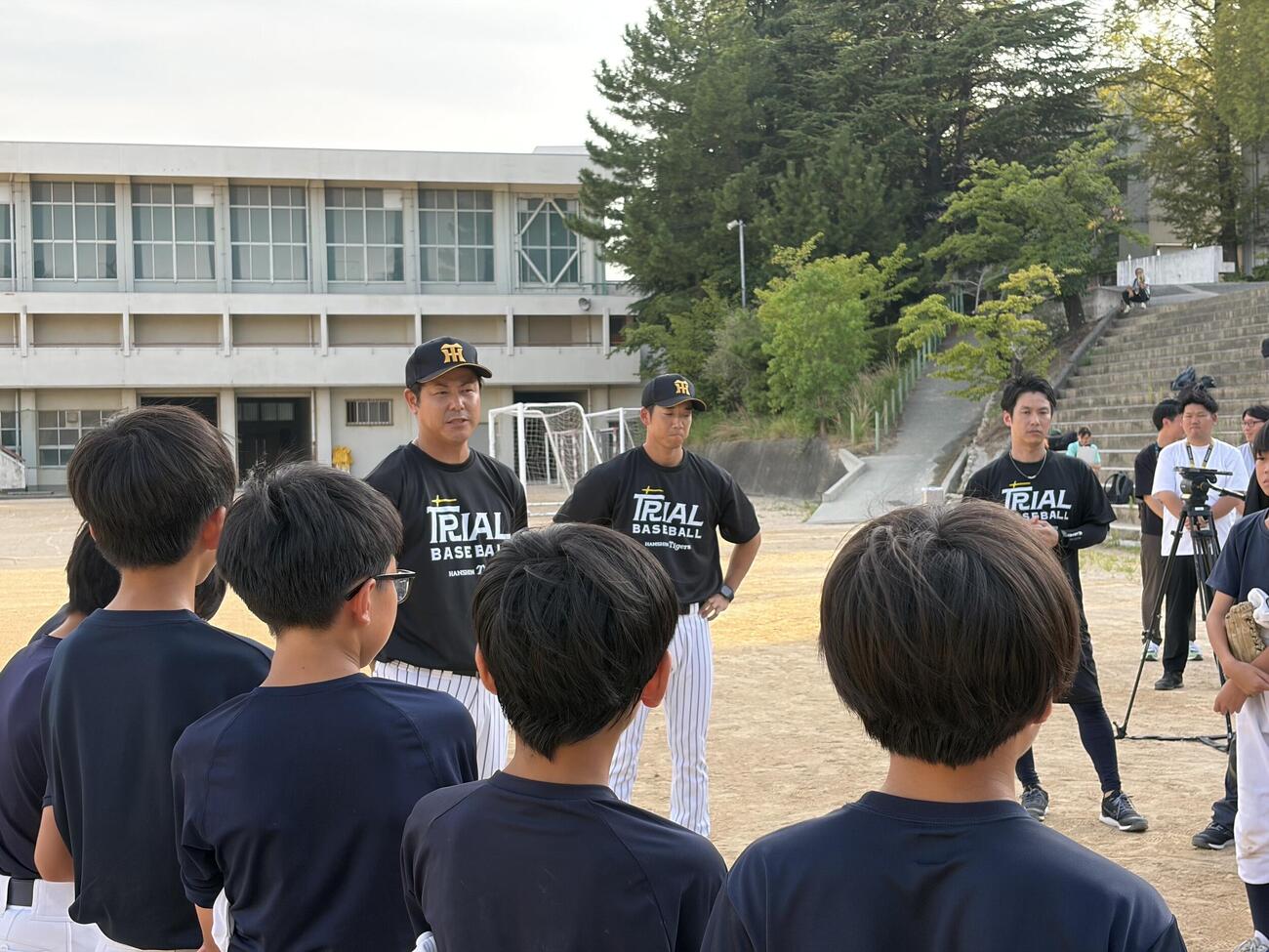 阪神が立ち上げた「大社軟式野球クラブ」の初回練習で指導するタイガースアカデミーの玉置隆コーチ（撮影・磯綾乃）