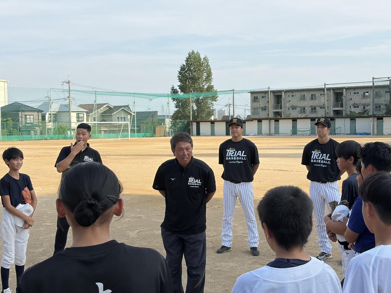阪神とともに立ち上げた「大社軟式野球クラブ」の初回練習で指導する元阪神打撃コーチで「野球心」代表の水口栄二氏（中央）（撮影・磯綾乃）