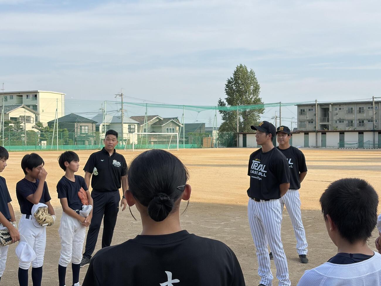 阪神が立ち上げた「大社軟式野球クラブ」の初回練習で指導するタイガースアカデミーの岩本輝コーチ（撮影・磯綾乃）