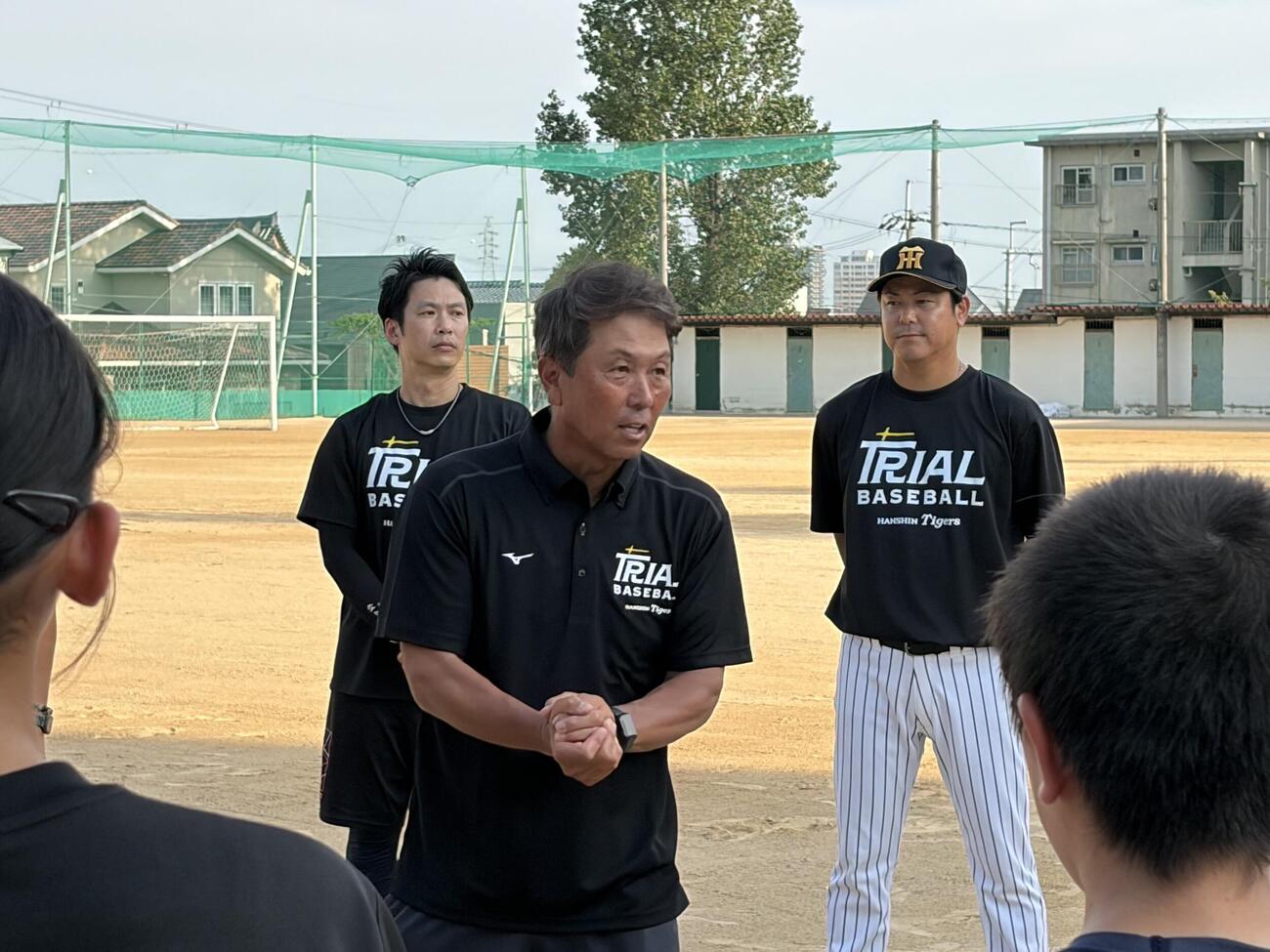 阪神とともに立ち上げた「大社軟式野球クラブ」の初回練習で指導する元阪神打撃コーチで「野球心」代表の水口栄二氏（撮影・磯綾乃）