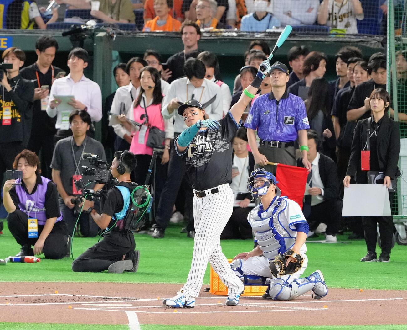 2026年7月28日、オールスター第1戦、全セ対全パ　ホームランダービーで柵越えの当たりを放つ阪神森下翔太