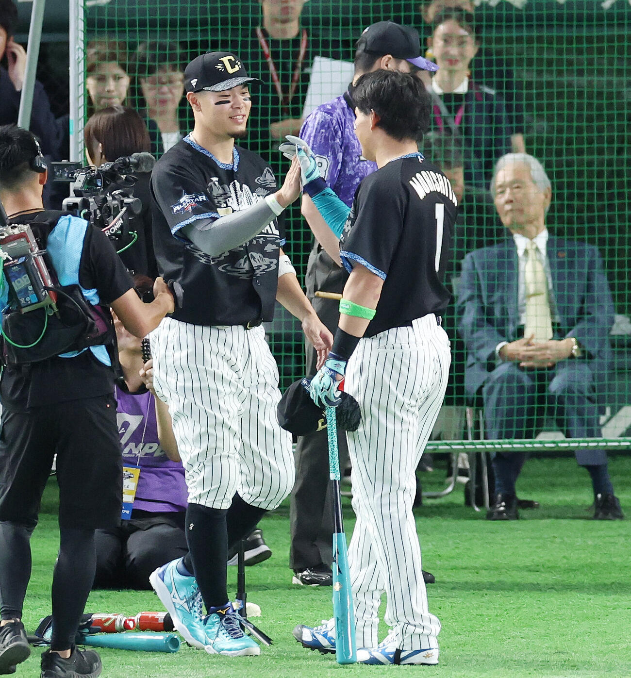 2026年7月28日、オールスター第1戦、全セ対全パ　ホームランダービー準決勝を終え阪神森下翔太（右）と健闘をたたえ合う佐藤輝明