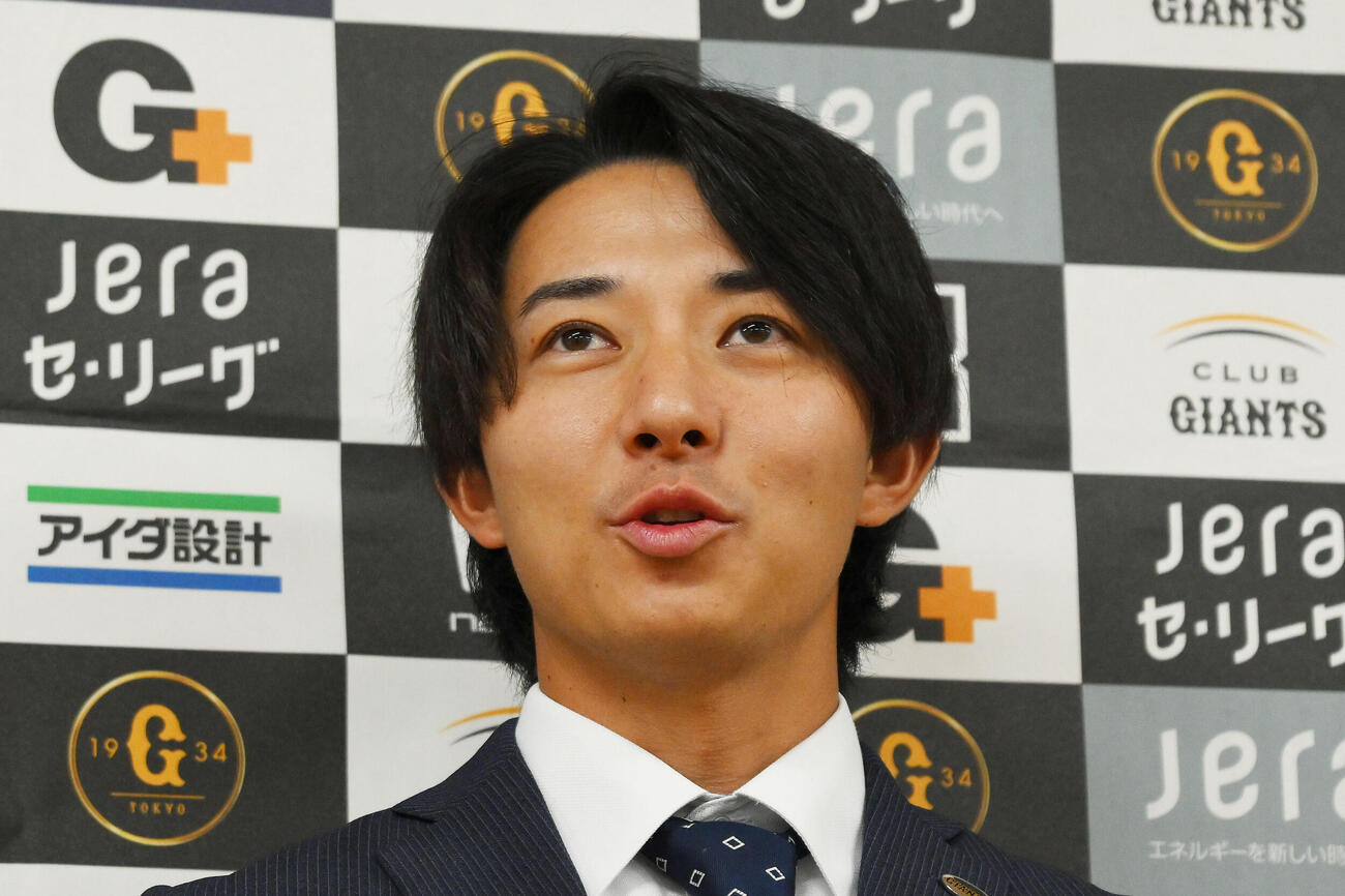 支配下登録され取材に応じる巨人鈴木大和（撮影・滝沢徹郎）