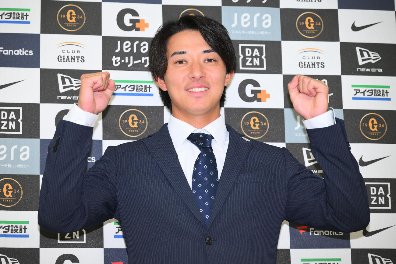 支配下登録されポーズを決める巨人鈴木大和（撮影・滝沢徹郎）