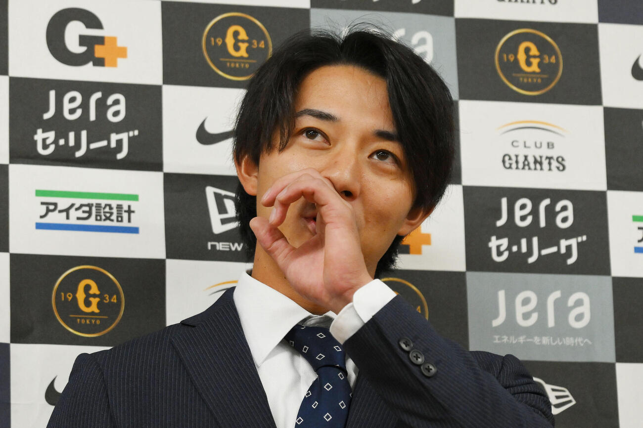 支配下登録され取材に応じる巨人鈴木大和（撮影・滝沢徹郎）