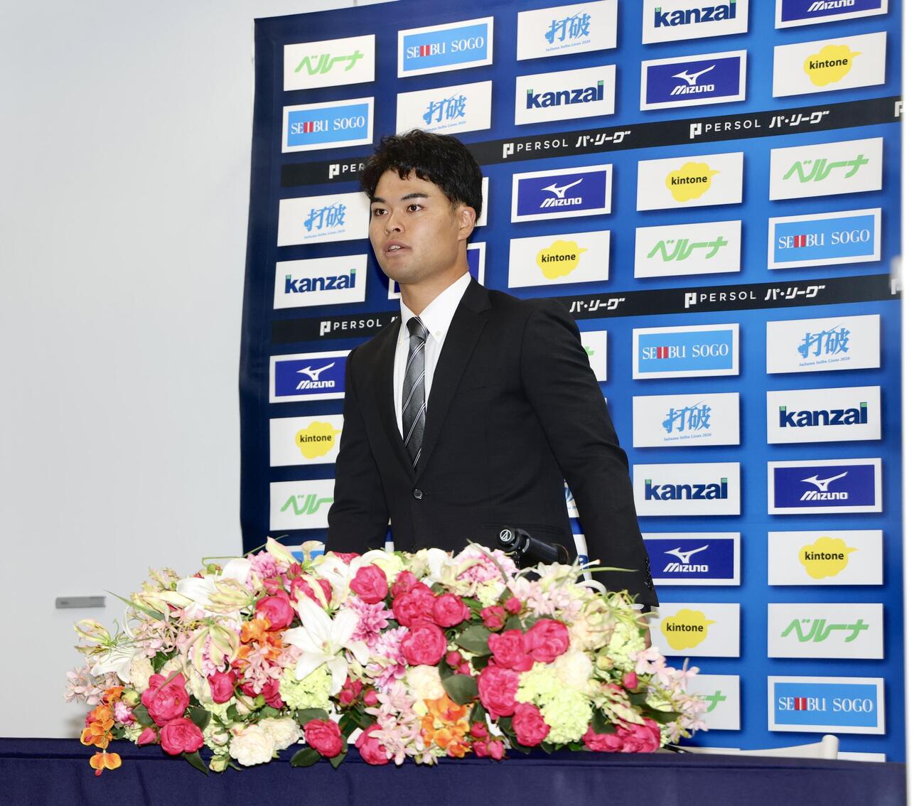 会見場に入る西武是沢涼輔（撮影・河田真司）