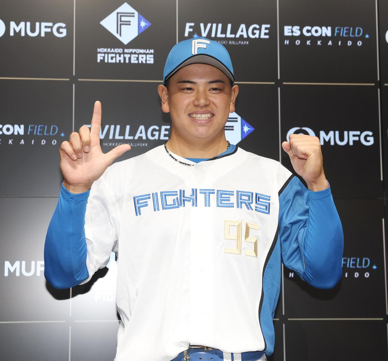 日本ハム対ロッテ　支配下登録されポーズをとる常谷拓輝（撮影・黒川智章）