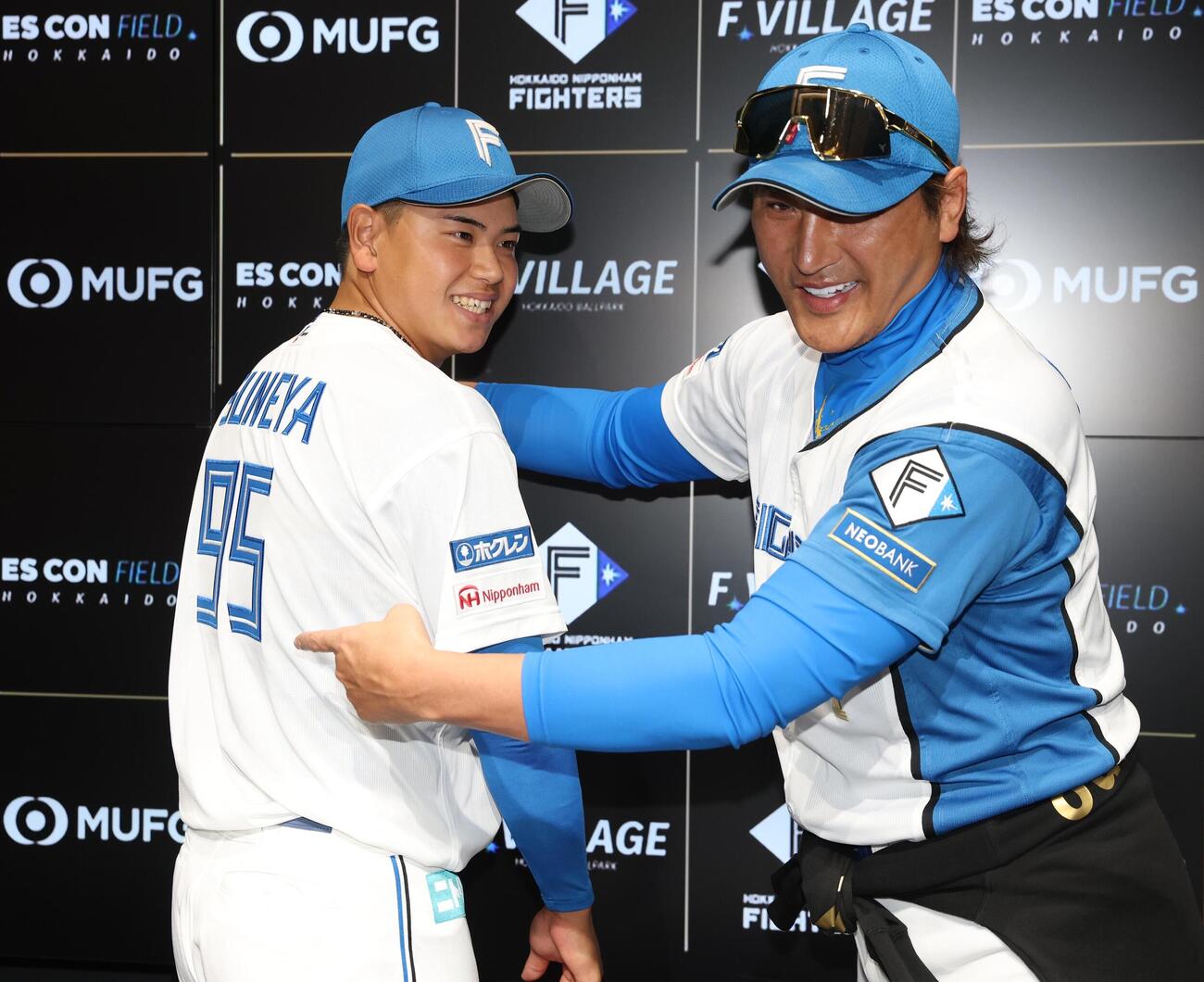 日本ハム対ロッテ　支配下登録され新庄剛志監督（右）に背番号を指される常谷拓輝（撮影・黒川智章）