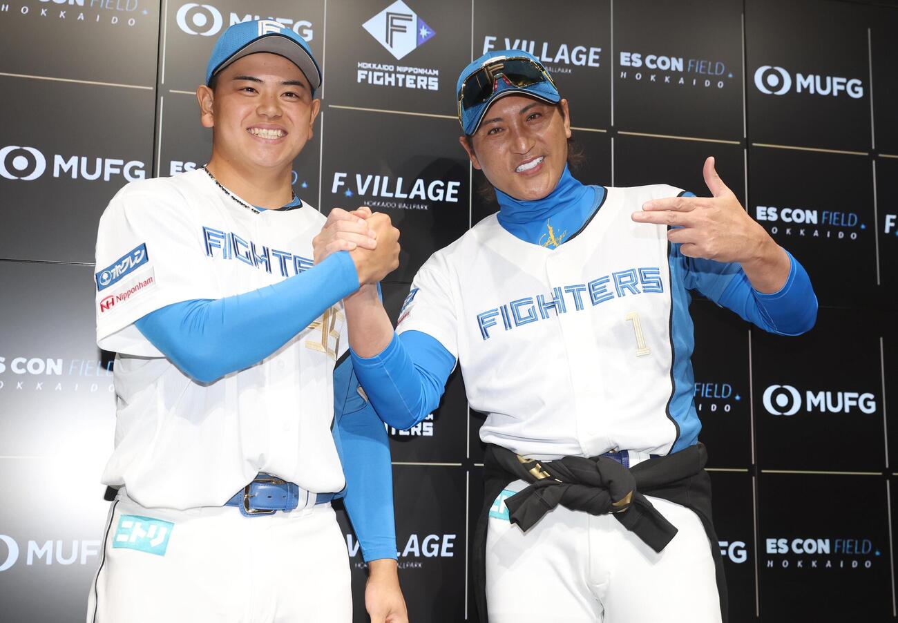 日本ハム対ロッテ　支配下登録され新庄剛志監督（右）とポーズをとる常谷拓輝（撮影・黒川智章）